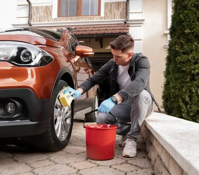 Lavage auto à domicile Pleurtuit : professionnel intervenant sur un véhicule